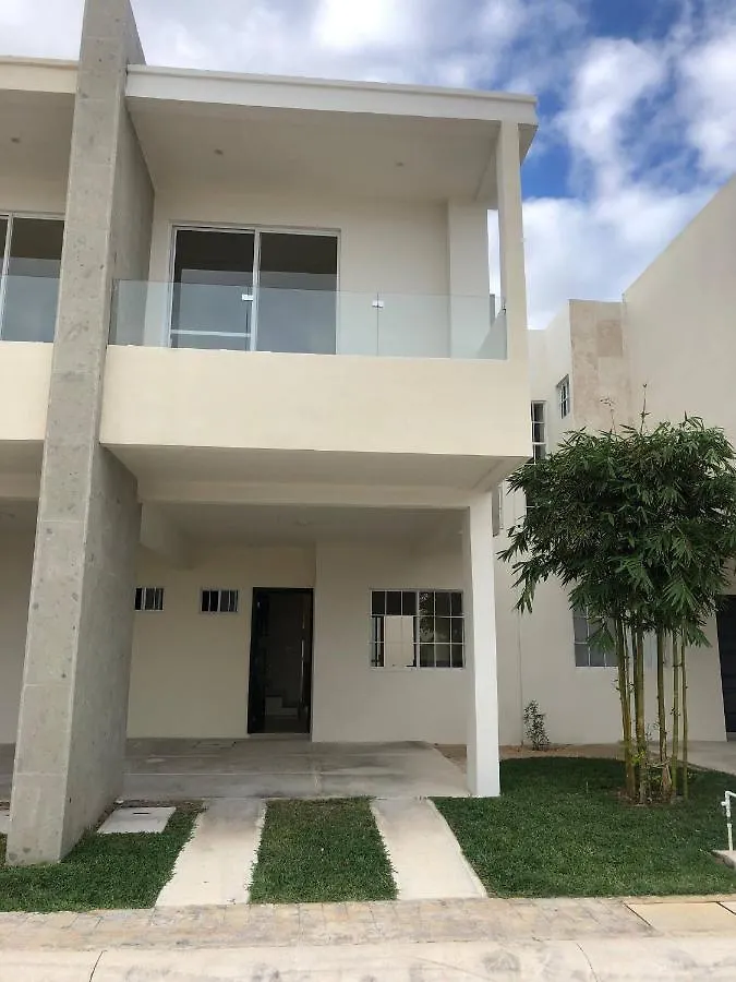 Cozy Family Vacation Home Near The Beach! Playa del Carmen Holiday home